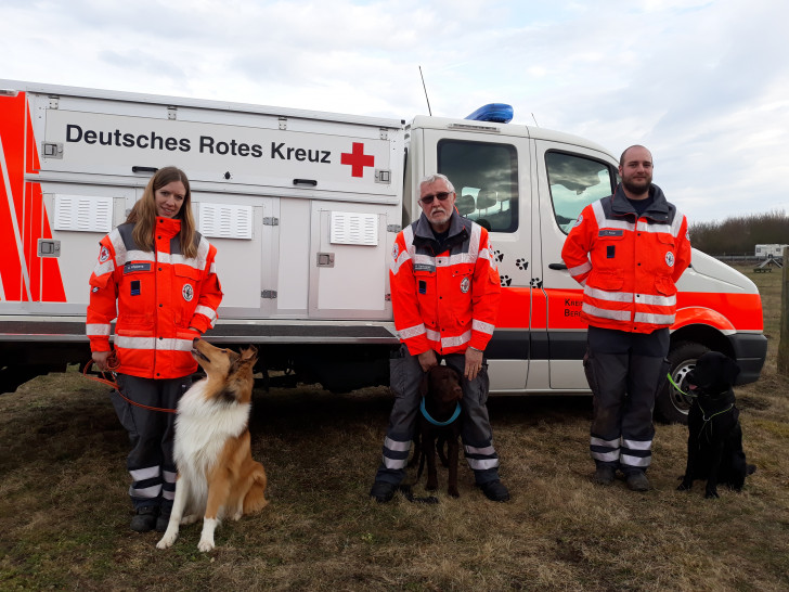 Bildunterschrift: Natascha Köppens mit Codey, Werner Sankowski mit Arkon und Dennis Kreie mit Oscar nach dem bestandenen Rettungshunde-Eignungstest. Foto: DRK Peine