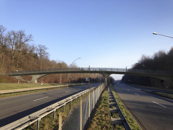 Die geplante Fußgänger- und Radfahrbrücke in Detmerode. Visualisierung: Stadt Wolfsburg
