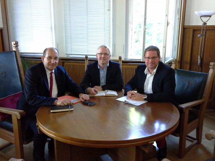Im Austausch (von links) Matthias Wunderling-Weilbier, Falk Hensel und Marcus Bosse. Foto: privat