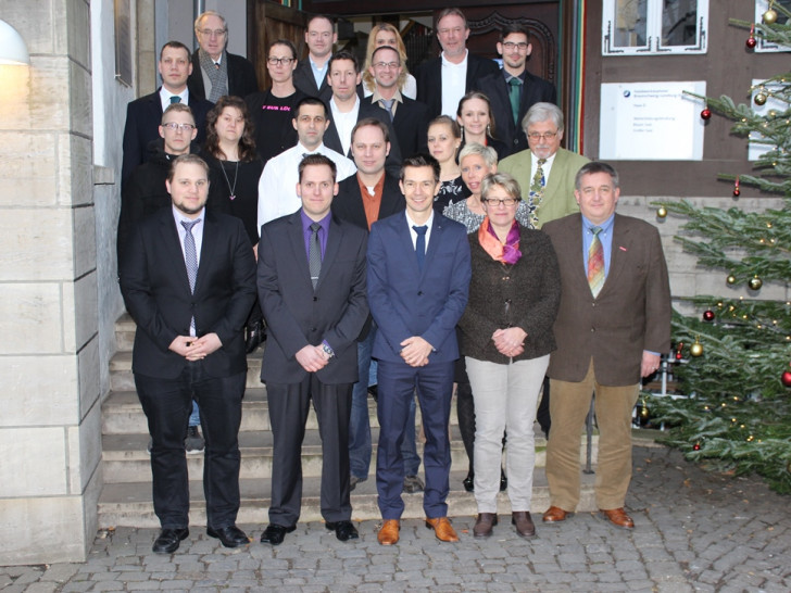 Gruppenfoto der 18 Betriebswirte mit dem Prüfungsausschuss. Foto: Privat