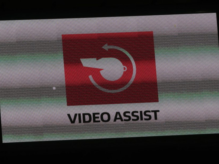 Der Video-Assistent hatte reichlich zu tun. Foto: Agentur Hübner.
