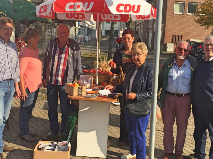 Am vergangenen Freitag verteilteÄpfel auf dem  Marktplatz Schöppenstedt. Foto: CDU