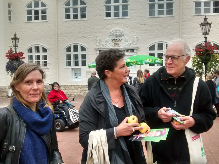 Von links: Ulrike Siemens, Anja Piehl und Pieter K G Welge beim Spaziergang durch die Wolfenbütteler Innenstadt. Foto: Die Grünen