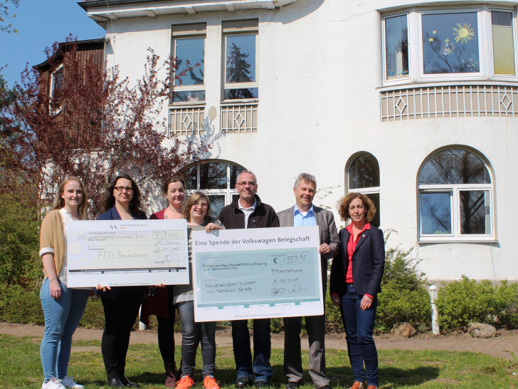 Solveig Pieper, Larissa Rein (beide FED Braunschweig-Wolfsburg), Uta Siegling (Leitung Landhaus Querum), Celina Röhrig (Bewohnerin Landhaus Querum), Peter Foltenowitsch, Herbert Kalisch (VW-Werk Braunschweig) und Karoline Kaufmann (Regionalleitung Neuerkeröder Wohnen und Betreuen GmbH). Foto: Evangelische Stiftung Neuerkerode 