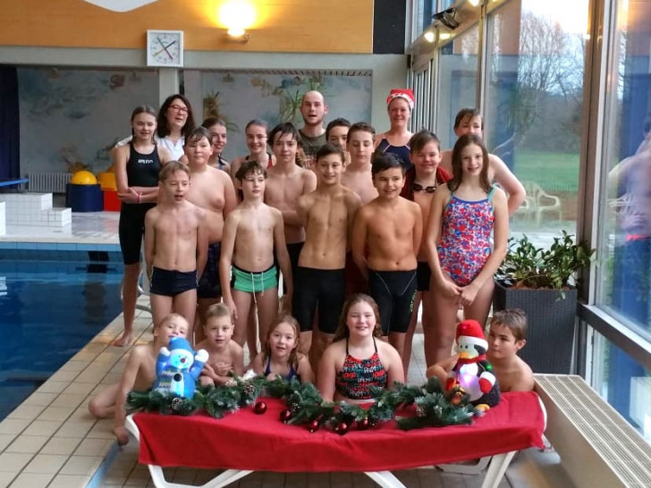 Die Teilnehmer des Weihnachtsschwimmens. Foto: WSV
