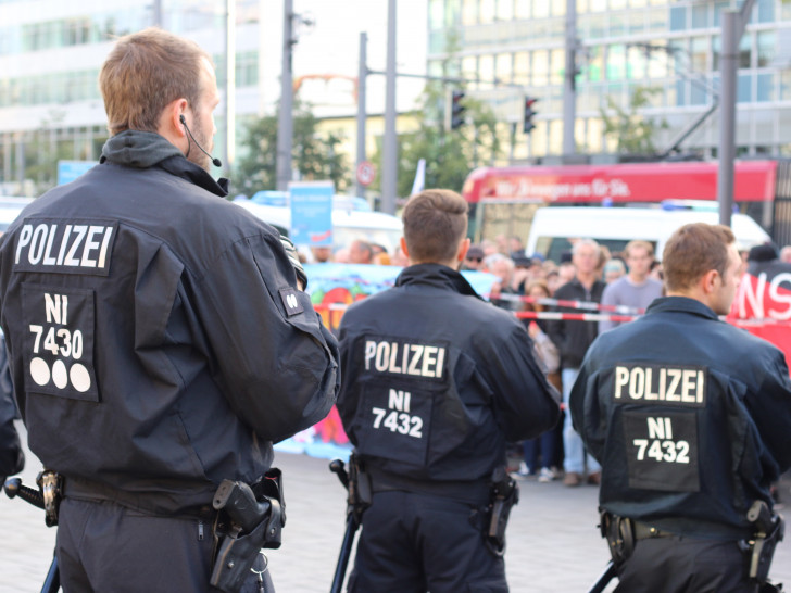Im Jahr 2018 wurden in Niedersachsen täglich drei Polizeibeamte im Einsatz verletzt. Symbolfoto: Werner Heise