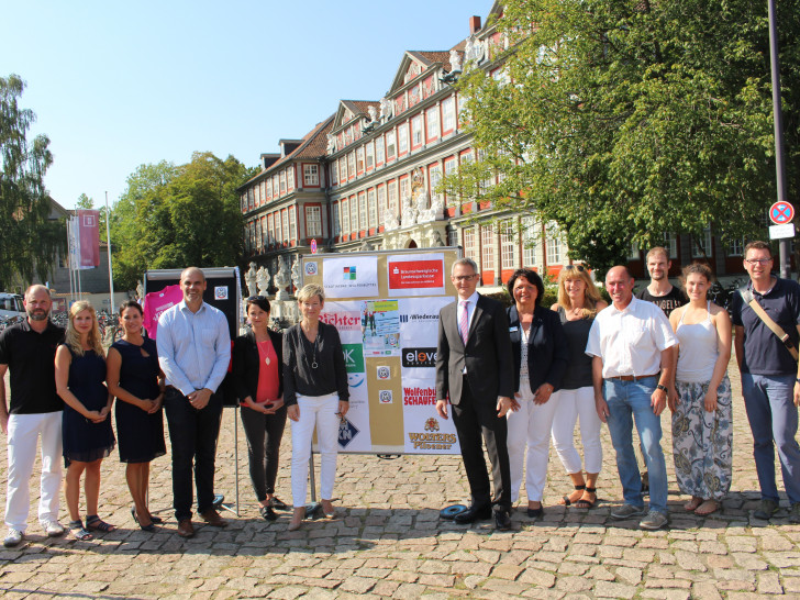 Die Triplesieger der 1. Herren- und Frauenmannschaft des VfR feiern zusammen. Fotos: Iven Rupscheit