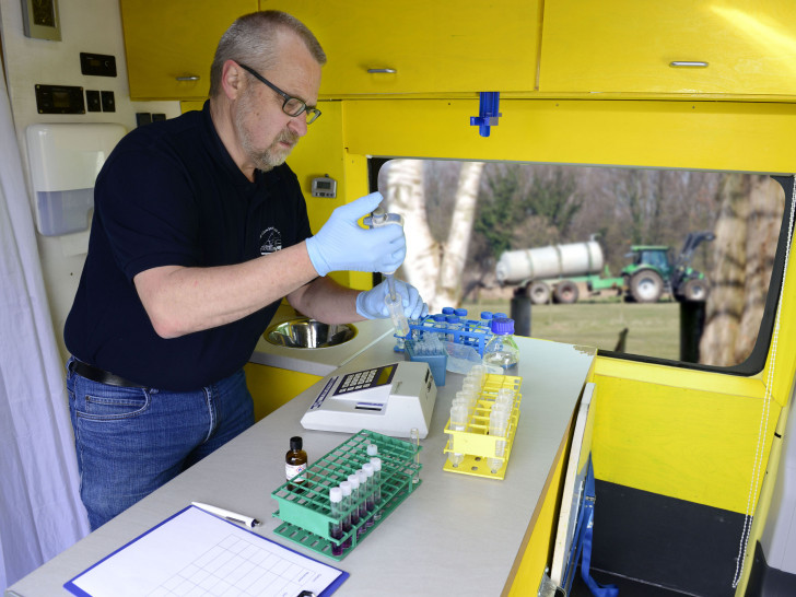 Harald Gülzow beim Analysieren im Labormobil vom VSR-Gewässerschutz. Foto: VSR-Gewässerschutz