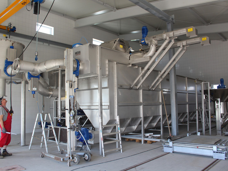 Die kompakte Rechen- und Sandfanganlage wird in der gefliesten Halle des Betriebsgebäudes installiert. Foto: Wasserverband Peine