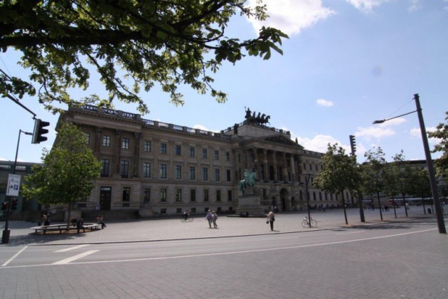 Gleich zwei Kanzlerkandidaten werden auf dem Braunschweiger Schlossplatz erwartet.