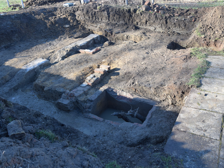 Fundament des Transformators der (bis 1945) auch den elektrischen Zaun des KZ-Außenlagers mit Strom versorgte. Foto: Stadt Wolfsburg