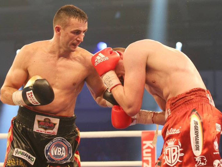 Gutknecht (links) im Kampf gegen Jürgen Brähmer vor einem Jahr. Foto: imago/Regios24