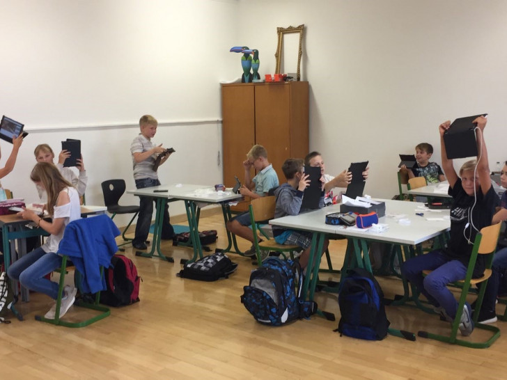 Die Schülerinnen und Schüler an der IGS Schöppenstedt freuen sich über ihre Tablet- Computer. Foto: IGS Schöppenstedt