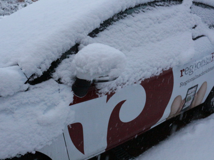 So sollte man seine Fahrt nicht beginnen. Die Polizei rät, das Auto komplett von Schnee und Eis zu befreien - nicht nur die Scheiben, sondern auch die Scheinwerfer. Symbolbild. Foto: Robert Braumann