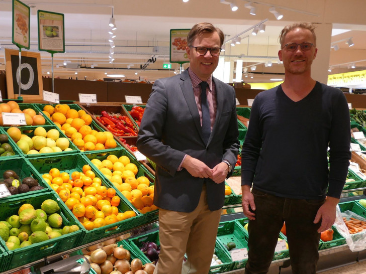 Ralf Schubert (rechts), Geschäftsführer von MutterGrün, führte Landrat Dr. Andreas Ebel durch den Gifhorner Biomarkt. 
