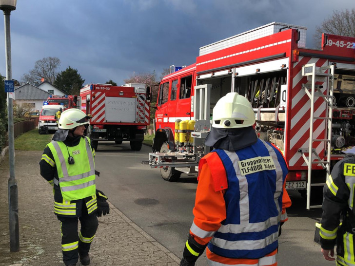 Im Einsatz waren 39 Kameraden der Feuerwehren, sowie die Besatzung zweier Rettungswagen. Fotos: Timm Bußmann/Samtgemeindefeuerwehr Meinersen