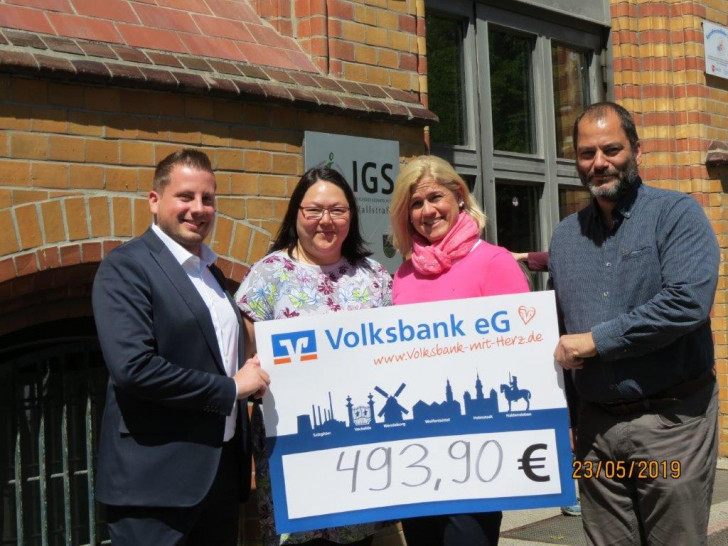 Spendenübergabe der Volksbank an die Verantwortlichen der IGS Wallstraße. Foto: IGS Wallstraße