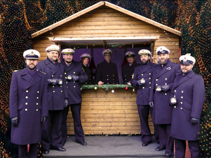  In Uniform am Glühweinstand: Eine Delegation des Flottendienstbootes OKER der Bundesmarine verkauft das Heißgetränk zum guten Zweck auch in diesem Jahr am Hohen Weg.
Archivfoto: Stadt Goslar