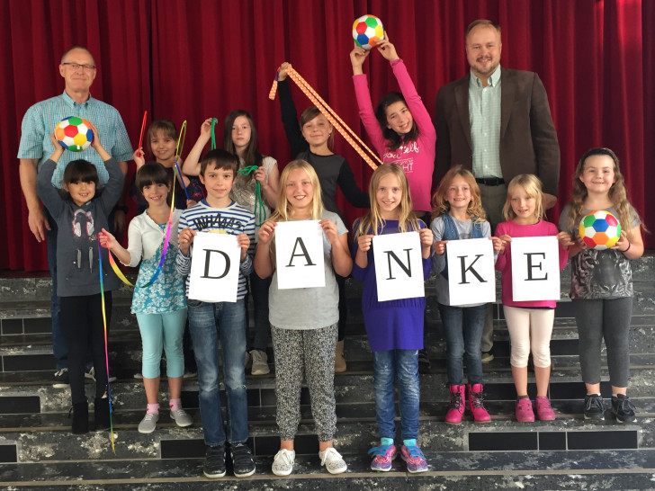 Kinder der Grundschule Jürgenohl sagen "Danke": Mit gesammeltem Pfandgeld  von Edeka Plöger kamen 400 Euro zusammen. Foto: Privat