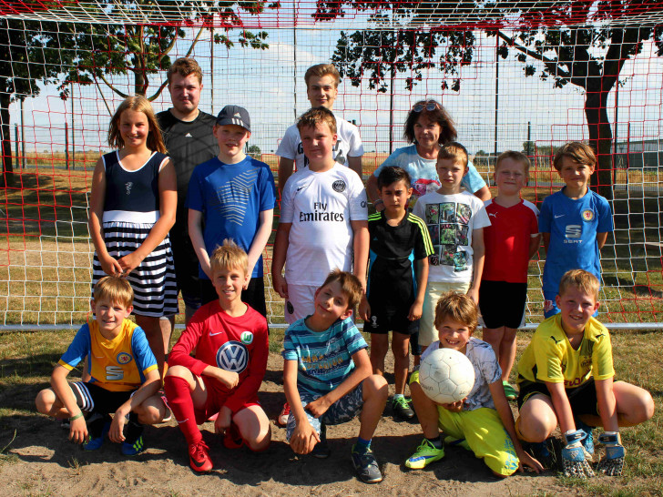 Junge Ferienpass-Fußballer während einer Pause. Foto: Bernd-Uwe Meyer