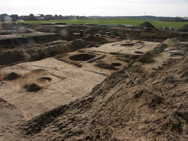 Einer der Ausgrabungsabschnitte (Abschnitt 19) vom Winter 2016-17 im Baugebiet, mit ausgegrabenen Gruben der vorgeschichtlichen Siedlung. Fotos: Tomas Budde