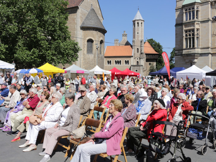 Der 45. „Tag der Senioren“ findet am Freitag den 10. Juni 2016, in der Zeit von 11 bis 16 Uhr mittlerweile zum fünften Mal auf dem Platz der Deutschen Einheit und rund um den Dom statt. Foto: Robert Braumann