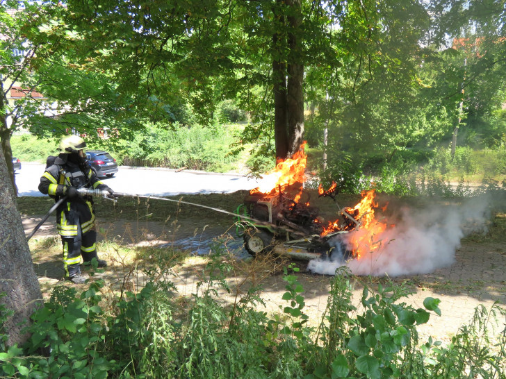 Ein Rasenmäher fing Feuer. Fotos: Feuerwehr Goslar
