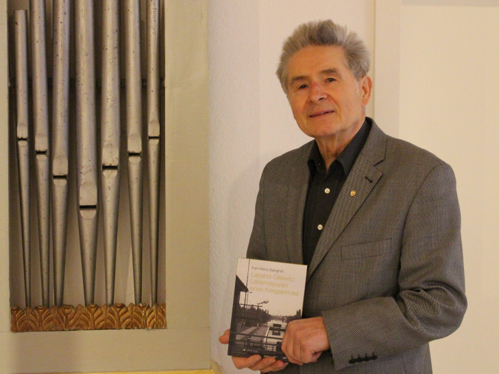 Karl-Heinz Ganghof stellte heute im Gemeindehaus Barum sein Buch der evangelischen Frauenhilfe vor. Foto: Antonia Henker
