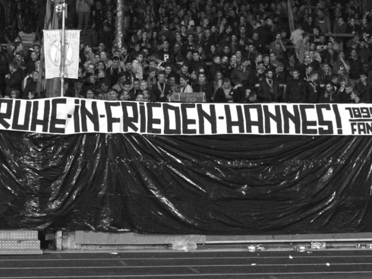 Trauerbekundungen der Eintracht-Fans bei einem Heimspiel. Foto: Bernhard Grimm
