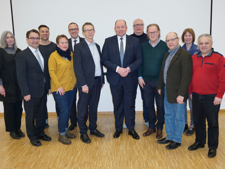 Oberbürgermeister Klaus Mohrs (6. von links) und Holger Stoye (rechts daneben) mit dem Aufsichtsrat der WMG um Harald Vespermann (Vorsitzender, 4. von rechts) und Sabah Enversen (stellv. Vorsitzender, 2. von links). Foto: WMG Wolfsburg