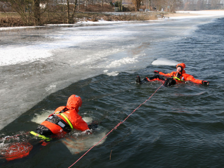 Die Wasserrettung des DLRG trainierte den winterlichen Ernstfall. Fotos: DLRG Wolfsburg