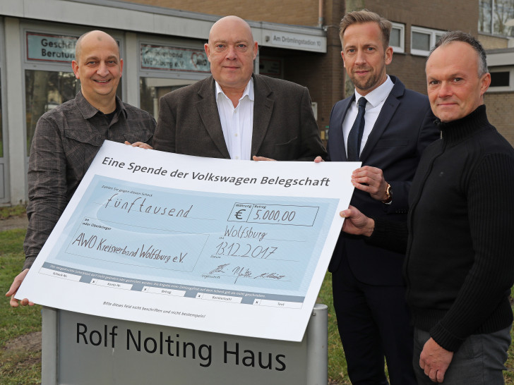 Die Spende übergaben die Betriebsräte Marcus Kirste (v.l.) und Karsten Siemann kürzlich zusammen mit Ralf Witte, Volkswagen Personal, an den AWO-Kreisgeschäftsführer, Marcus Musiol. Foto: Volkswagen