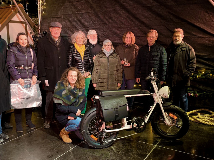 Am Freitag wurde das "UniMoke"-E-Bike an die Gewinnerin übergeben.

Foto: Stadt Wolfenbüttel
