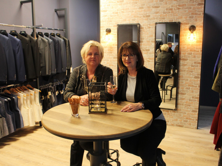 Inhaberin Sylvia Eckert (li.) und Geschäftsführerin Doris Gohlke im neuen Atelier am Bohlweg 52. Fotos: Alexander Dontscheff