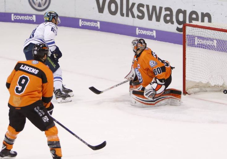 Felix Brückmann hatte bei Michael Collins Schuss zum 0:1 keine Chance. Foto: imago/foto2press