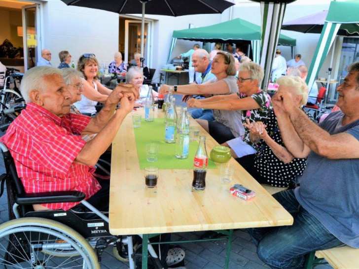 Fröhliches Beisammensein beim Grillfest. Foto: Alloheim Senioren-Residenz "Salzgitter"