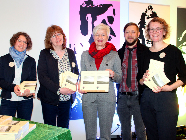 Sie stellten das neue Heimatbuch vor: Meike Buck, Beate Kosfeld, Christiana Steinbrügge, Kreisheimatpfleger Marco Failla, Johanna von Anshelm (v. li.). Fotos: Bernd-Uwe Meyer