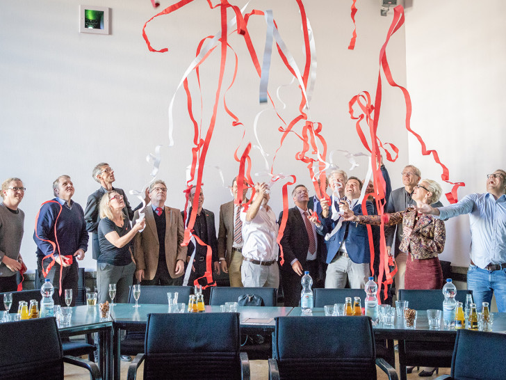 Großer Jubel beim Präsidium und den beteiligten Wissenschaftlerinnen und Wissenschaftlern über die Förderung der beiden Exzellenzcluster. Foto: Marisol Glasserman/TU Braunschweig