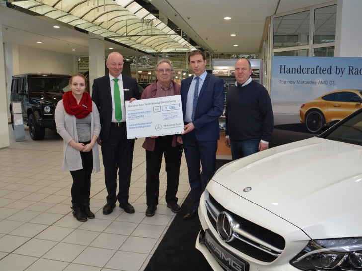 Bei der Scheckübergabe im Autohaus: Mercedes-Center-Leiter Detlev Quidde, Lebenshilfe-Vorsitzender Klaus Bätcke, Lebenshilfe-Geschäftsführer Bernd Schauder, Mercedes-Auszubildende Linda Berndt und Michael Steffens vom Mercedes-Betriebsrat.  Foto: Lebenshilfe