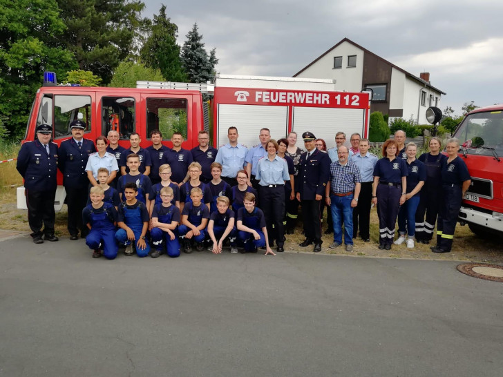 Die Jugendfeuerwehr in Baddeckenstedt mit allen Betreuern, offiziellen Gästen und Helfern beim großen Jubiläum. Foto: FF Baddeckenstedt