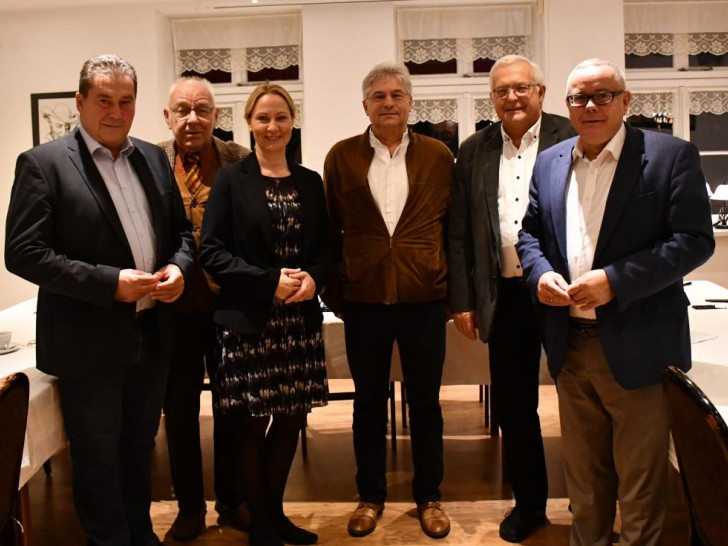 Der CDA-Kreisverband tagte im Forsthaus. Auf die neuen Aufgaben freuen sich (v. l.) Uwe Lagosky, Dieter Lorenz, Martina Sharman, Herbert Theissen und Klaus Hantelmann.

Wahlleiter Andreas Meißler (l.) gehörte zu den ersten Gratulanten. Foto: CDA