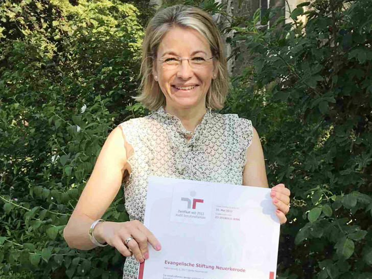 Jessica Gümmer-Postall, Personalvorstand der Evangelischen Stiftung Neuerkerode,  mit der Zertifikats-Urkunde. Foto: Evangelische Stiftung Neuerkerode   