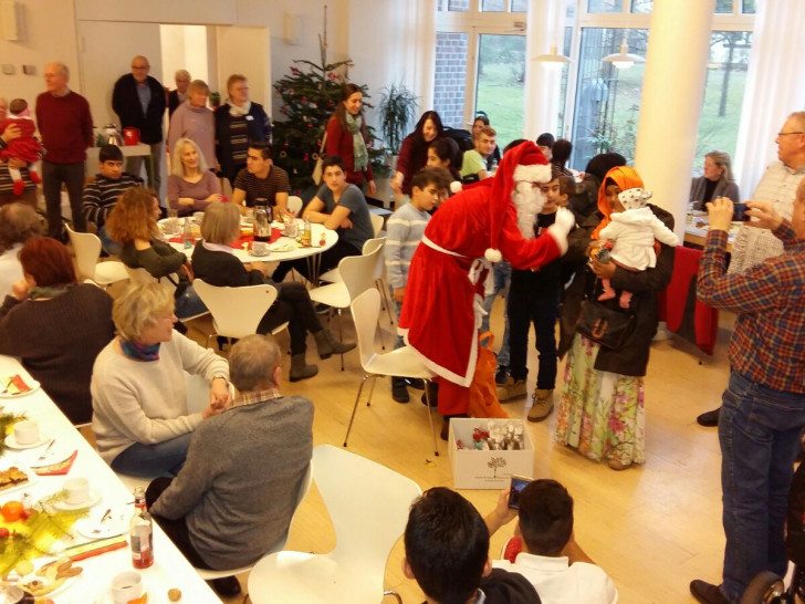 Heitere Stimmung herrschte bei der gut besuchten interkulturellen Weihnachtsfeier, die vom Senioren- und Pflegestützpunkt des Landkreises Goslar organisiert wurde. Foto: Landkreis Goslar