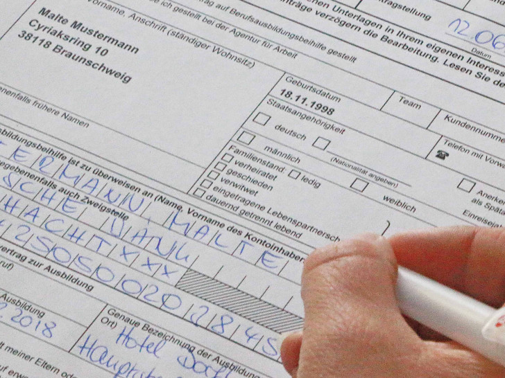 In der nächsten Woche werden die zehn neuen Formular-Lotsen für Goslar in ihr Amt eingeführt. Sie sollen zukünftig beim Ausfüllen von Anträgen und Formularen helfen. Symbolfoto: Agentur-für-Arbeit