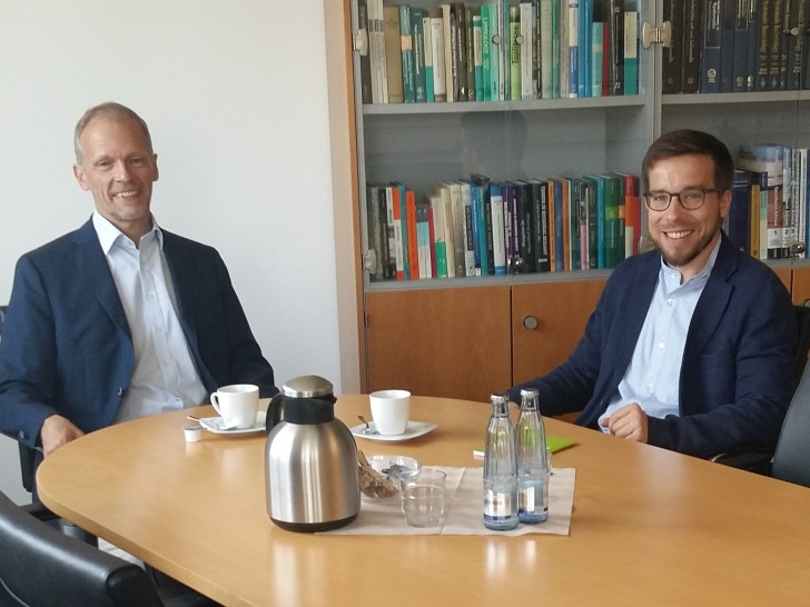 Prof. Dr. Jörg Overmann (links) im Gespräch mit MdB Victor Perli (rechts). Foto:  Leibniz-Institut DSMZ