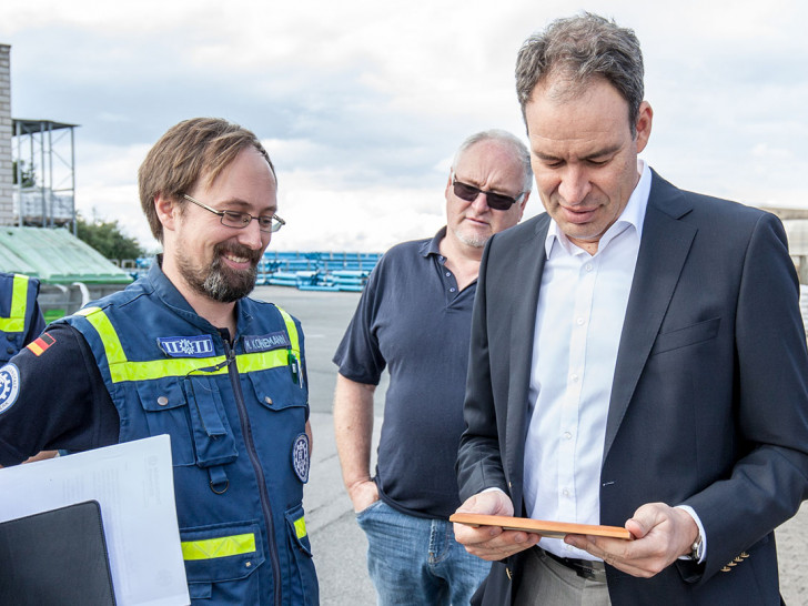 GWE-Geschäftsführer Ingo Lüdicke im Gespräch mit THW-Gruppenführer Markus Koenemann. Fotos: THW