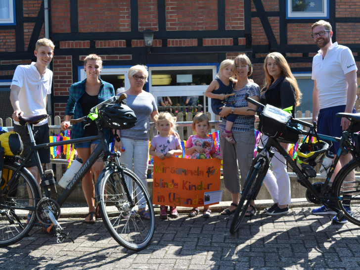 Die Radfahrer Andreas Blume und Markus Kalwei wurden am Kindergarten herzlich empfangen. Foto: Kirchenkreis Peine