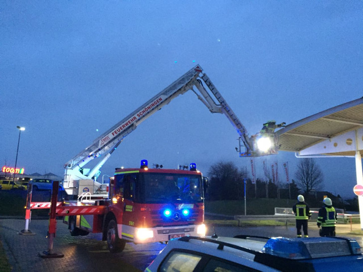Das Flachdach hatte sich durch den Sturm gelöst.
Fotos: Freiwillige Feuerwehr Helmstedt