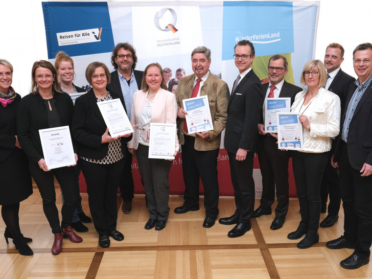 Meike Zumbrock, Nicole Lüdicke, Lena Fritsche, Carola Ueberhorst, Hartmut Schölch, Daniela Happ, Rüdiger Tolle, Staatssekretär Dr. Berend Lindner, Walter Strauß, Christine Kellner-Deppner, Jan-Christoph Ahrens, Cord Eichhoff (v. li.). Foto: WWW.SCHEFFEN.DE