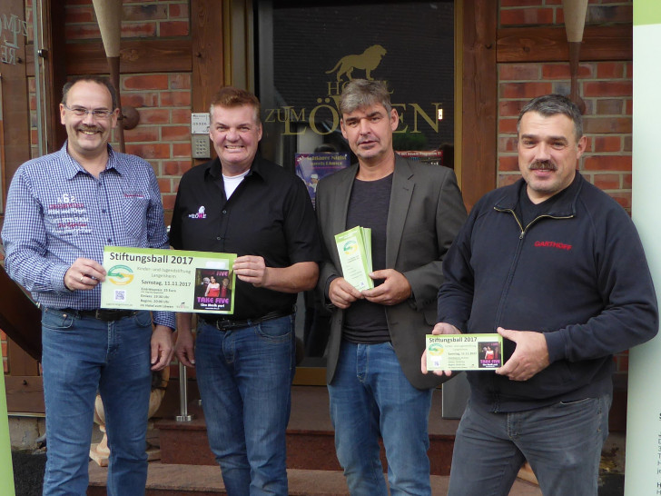 v.l. Stiftungsgründer Hartmut Richter, Thomas Wietig, Stiftungsgründer Jens Fiebig, Michael Garthoff
bei der Präsentation der Eintrittskarten zum Langelsheimer Stiftungsball. Foto: Kinder- und Jugendstiftung Langelsheim
